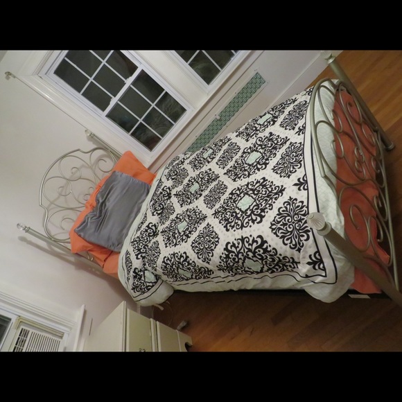 Bedroom Set - Picture 3 of 8